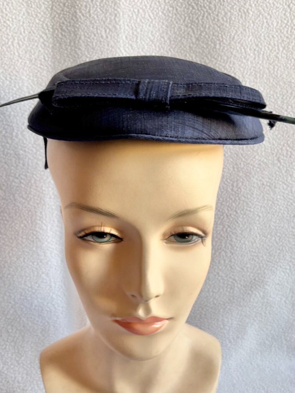 Vintage 1950s Navy Blue Brimless Close Fitting Hat with Bow & Feather